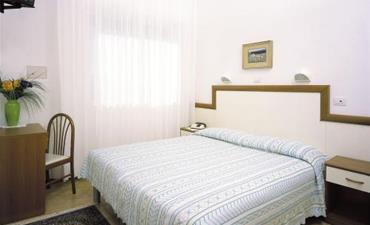 Hotel BOLIVAR_dvoulůžkový pokoj s možností 1 přistýlky