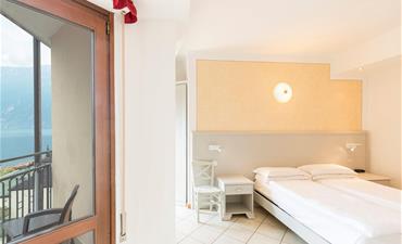 Hotel GARDA BELLEVUE_dvoulůžkový pokoj s možností přistýlky, balkon, postranní výhled na jezero