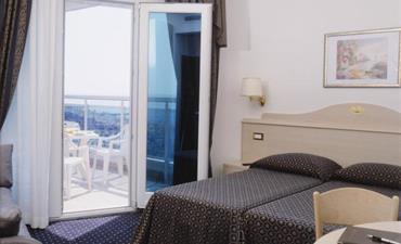Hotel CARAVELLE_dvoulůžkový pokoj s 2 přistýlkami, výhled moře, balkon