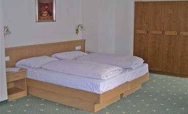 Hotel OLYMPIA_dvoulůžkový pokoj s 1 přistýlkou